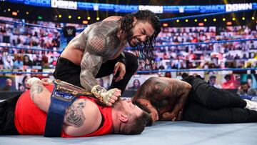 Roman Reigns ataca a Kevin Owens y Jey Uso.