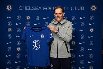 Thomas Tuchel posa con la camiseta del Chelsea en su presentación como nuevo técnico de los 'blues' en 2021.