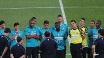 <b>CONCENTRADOS. </b>Benítez arenga a sus jugadores durante el entrenamiento de ayer en Abu Dhabi, sede de la final de hoy.