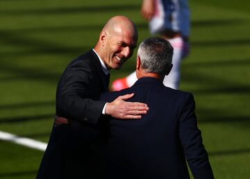 Saludo de los entrenadores Zidane y Fran Escribá