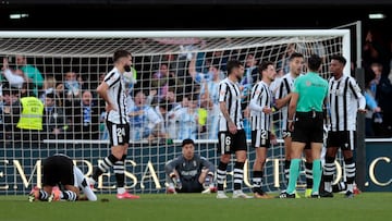 Los albinegros protestan al colegiado tras el gol del Málaga CF.