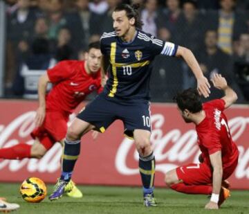 Zlatan Ibrahimovic de Suecia (L) lucha por el balón con Gokhan Gonul de Turquía durante el partido de fútbol amistoso internacional