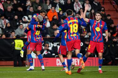 0-2. Ronald Araujo celebra el tanto que anota con Lamine Yamal.