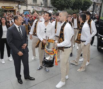 Parejo y Jaume hablan con el presidente del Valencia, Anil Murthy.