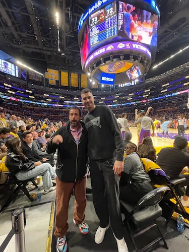 Adam Richard Sandler, comediante, actor, escritor, y productor estadounidense y Juan Alberto Hernangómez Geuer.