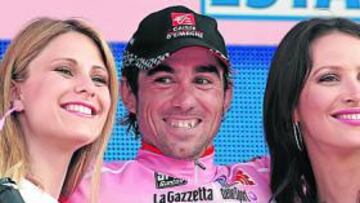 <b>FELICIDAD EN ROSA. </b>David Arroyo sonríe en el podio de Asolo, flanqueado por dos guapas azafatas, después de enfundarse la maglia rosa.