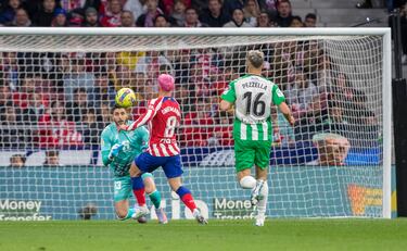 Asistencia de Nahuel Molina a Antoine Griezmann. Rui Silva, atento, se anticipa al delantero frances y atrapa el balón.