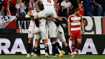 SEVILLA, 05/05/2024.- Los jugadores del Sevilla celebran el 1-0 ante el Granada durante el partido de la jornada 34 de LaLiga que estos dos equipos juegan este domingo en el estadio Sánchez Pizjuán. EFE/ Julio Muñoz
