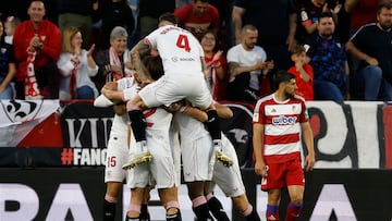 SEVILLA, 05/05/2024.- Los jugadores del Sevilla celebran el 1-0 ante el Granada durante el partido de la jornada 34 de LaLiga que estos dos equipos juegan este domingo en el estadio S¨¢nchez Pizju¨¢n. EFE/ Julio Mu?oz
