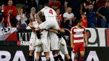 SEVILLA, 05/05/2024.- Los jugadores del Sevilla celebran el 1-0 ante el Granada durante el partido de la jornada 34 de LaLiga que estos dos equipos juegan este domingo en el estadio Sánchez Pizjuán. EFE/ Julio Muñoz
