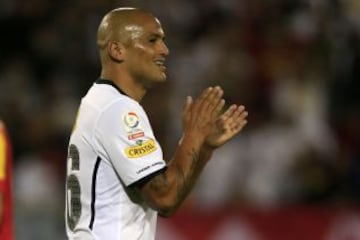 Humberto Suazo fue aplaudido en todo momento por los m&aacute;s de 30 mil hinchas que llegaron al Monumental.