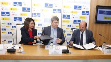 Miguel Segarra firma, junto a Miguel Cardenal e Inmaculada Garc&iacute;a, el nuevo patrocinio entre el Comit&eacute; Paral&iacute;mpico Espa&ntilde;ol y Loter&iacute;as y Apuestas del Estado.