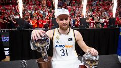 Dzanan Musa con los trofeos de la liga Endesa y MVP Movistar del Playoff Final 2024.