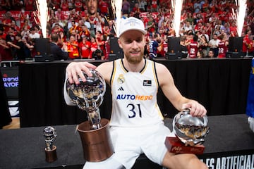 Dzanan Musa con los trofeos de la liga Endesa y MVP Movistar del Playoff Final 2024.