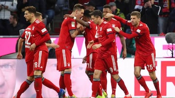 Soccer Football - Bundesliga - Bayern Munich v 1.FSV Mainz 05 - Allianz Arena, Munich, Germany - March 17, 2019  Bayern Munich&#039;s Robert Lewandowski celebrates scoring their first goal with team mates  REUTERS/Michael Dalder  DFL regulations prohibit 