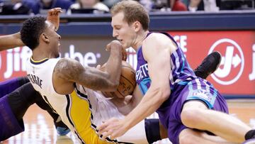 INDIANAPOLIS, IN - DECEMBER 12: Jeff Teague #44 of the Indiana Pacers and Cody Zeller #40 of the Charlotte Hornets battle for a loose ball during the game at Bankers Life Fieldhouse on December 12, 2016 in Indianapolis, Indiana. NOTE TO USER: User expressly acknowledges and agrees that, by downloading and or using this photograph, User is consenting to the terms and conditions of the Getty Images License Agreement   Andy Lyons/Getty Images/AFP
 == FOR NEWSPAPERS, INTERNET, TELCOS &amp; TELEVISION USE ONLY ==