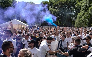 Los aficionados del Real Madrid concentrados se van animando a medida que llega la hora del partido.