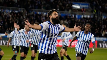 Asier Villalibre celebra un gol con el Alav¨¦s.