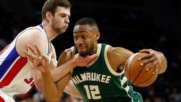 AUBURN HILLS, MI - DECEMBER 28: Jabari Parker #12 of the Milwaukee Bucks drives around Jon Leuer #30 of the Detroit Pistons during the first half at the Palace of Auburn Hills on December 28, 2016 in Auburn Hills, Michigan. NOTE TO USER: User expressly acknowledges and agrees that, by downloading and or using this photograph, User is consenting to the terms and conditions of the Getty Images License Agreement. Gregory Shamus/Getty Images/AFP
== FOR NEWSPAPERS, INTERNET, TELCOS & TELEVISION USE ONLY ==
