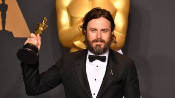 Casey Affleck posa con el Oscar como mejor actor protagonista por su papel en Manchester frente al mar.