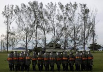 Los miembros de la Marina de Brasil participan en un simulacro mostrando su capacidad operativa para combatir los ataques terroristas y los posibles disturbios durante la próxima Copa de Confederaciones.