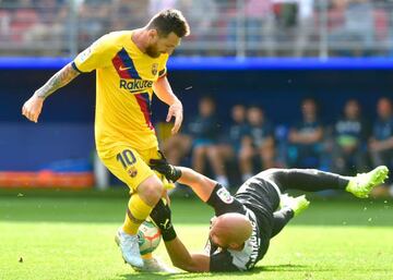 Messi y Dmitrovic, en Ipurua esta temporada.