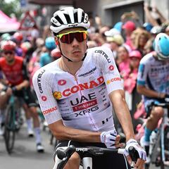 Ayuso encara el final de Giro entre el deber y el querer