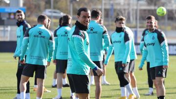 Ra&uacute;l de Tom&aacute;s, con Embarba en segundo lano, durante un entrenamiento del Espanyol.