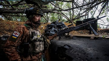 A Ukrainian serviceman observes an area from a trench at a position near the frontline town of Bakhmut, amid Russia's attack on Ukraine, in Donetsk region, Ukraine May 30, 2023. REUTERS/Yevhenii Zavhorodnii