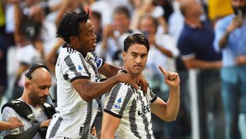 Soccer Football - Serie A - Juventus v AS Roma - Allianz Stadium, Turin, Italy - August 27, 2022 Juventus' Dusan Vlahovic celebrates scoring their first goal with Juan Cuadrado REUTERS/Massimo Pinca