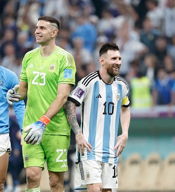 La Albiceleste celebra la victoria y la clasificación para la final del Mundial. En al imágen, Emiliano Martínez y Messi.