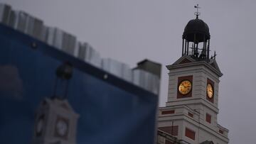 El Reloj de la Puerta del Sol durante su puesta a punto visto desde fuera, a 20 de diciembre de 2022, en Madrid (España). El relojero Jesús López Terradas es el encargado del mantenimiento y la puesta a punto de la maquinaria del reloj, y destaca que el mantenimiento de este es continuo durante todo el año, no solo en estas fechas. El Reloj de la Puerta del Sol lleva más de 155 años dando la hora.
20 DICIEMBRE 2022;PUESTA A PUNTO;RELOJ;PUERTA DEL SOL;RELOJERO;MANTENIMIENTO;MAQUINARIA;FECHAS;CAMPANADAS;NOCHEVIEJA;FIN DE AÑO;AÑO NUEVO;HORA
Fernando Sánchez / Europa Press
20/12/2022