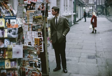 El príncipe de Gales como estudiante del Trinity College, Universidad de Cambridge, hojeando un quiosco de prensa. 