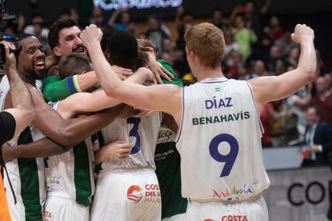 Los jugadores del Unicaja celebran la victoria ante el Lenovo Tenerife. 