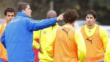 <b>A LA ESPERA.</b> Juan Carlos Garrido seguirá al frente del equipo y espera seguir contando con Cani.