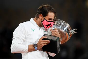 El tenista español Rafa Nadal besa su decimotercer Roland Garros.