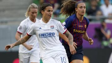 BUDAPEST, HUNGARY - MAY 18: Dzsenifer&nbsp;Marozsan of Olympique Lyonnais #10 passes the ball before Alexia Putellas of FC Barcelona (r) during the UEFA Women&#039;s Champions League Final match between Olympique Lyonnais and FC Barcelona at Ferencvaros S