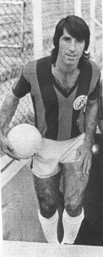 Llegó al Atlético de Madrid en 1973 procedente del Club Atlético San Lorenzo de Almagro.