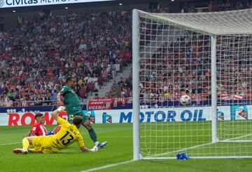 0-1. Lucas Pires marca a placer el primer tanto del conjunto gaditano tras una gran asistencia de Chris Ramos.