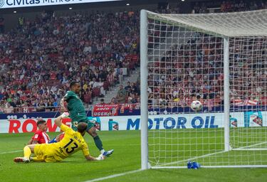 0-1. Lucas Pires marca a placer el primer tanto del conjunto gaditano tras una gran asistencia de Chris Ramos.