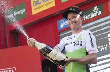 Ben King, vencedor de la cuarta etapa, celebra en el podio su victoria.  