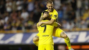 Benedetto y Pav&oacute;n celebran uno de los goles ante Belgrano.