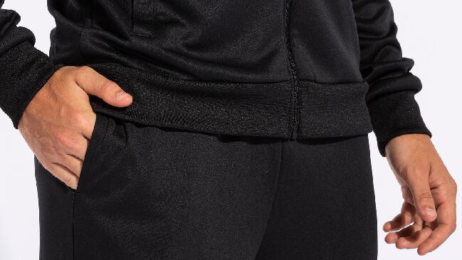 El pantalón del chándal Joma Phoenix II está equipado con dos bolsillos laterales.