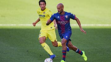 VILLAREAL, SPAIN - SEPTEMBER 13: Dani Parejo of Villarreal CF competes for the ball with Mikel Rico of SD Huesca during the La Liga match between Villarreal CF and SD Huesca at Estadio de la Ceramica on September 13, 2020 in Villareal, Spain. (Photo by Al