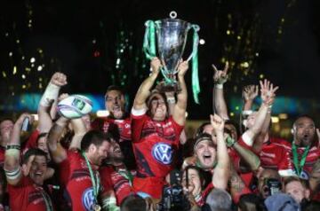 24/05/14. Jonny Wilkinson, capit¨¢n del Toulon, levante la copa Heineken tras ganar a los Saracens enla final de la Heineken Cup.