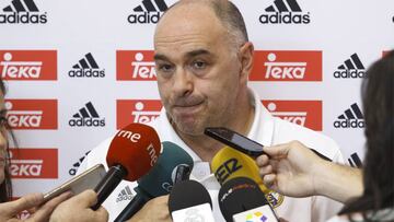 Pablo Laso atiende a los medios de comunicaci&oacute;n.