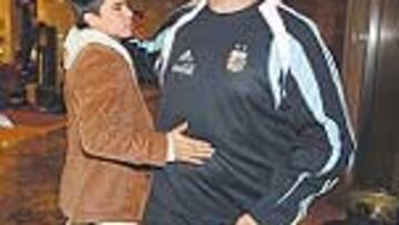 <b>GIGANTES. </b>Saviola se pasó ayer por la concentración de Argentina para saludar a sus amigos. Entre ellos, este tremendo utillero, conocido entre sus compatriotas como el 'Chino', que sacaba unos cuantos pies al 'Pibito'. Y eso que decían que los orientales eran más bajitos que los occidentales.