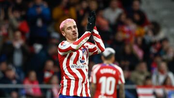 MADRID, 21/01/2023.- El delantero del Atlético de Madrid Antoine Griezmann saluda a la afición al ser sustituido, durante el partido de LaLiga que Atlético de Madrid y Real Valladolid disputan este sábado en el estadio Civitas Metropolitano. EFE/Rodrigo Jiménez