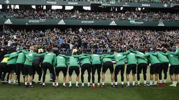 Miles de personas llenaron las gradas del estadio Benito Villamarín en el último entrenamiento de los béticos antes del derbi sevillano de Liga.