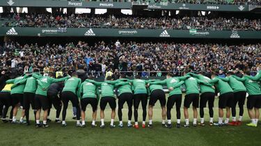 Miles de personas llenaron las gradas del estadio Benito Villamarín en el último entrenamiento de los béticos antes del derbi sevillano de Liga.